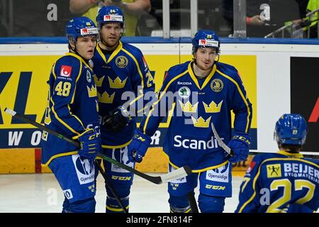 Prag, Tschechische Republik. Mai 2021. Die Spieler Schwedens feiern Jesper Frodens (zweiter von rechts) Tor während der Tschechischen Eishockeyspiele, das Eurohockey Tour-Event-Spiel Schweden gegen Finnland in Prag, Tschechische Republik, am Samstag, 15. Mai 2021. Quelle: Ondrej Deml/CTK Photo/Alamy Live News Stockfoto