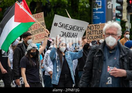 Demonstrantin hält ein Schild mit der Aufschrift: „ Save Sheikh Jarrah “. Ca. 1000 Menschen sammeln sich am 14. Mai in München, um ihre Solidarität mit den Palästinenserinnen und den Menschen in Gaza zu zeigen. * Demonstrantor hält ein Schild mit der Aufschrift: "Rettet Scheich Jarrah". Rund 1000 Menschen versammelten sich spontan am 14. Mai 2021 in München, Deutschland, um ihre Solidarität mit dem palästinensischen Volk und dem Volk in Gaza zu zeigen. (Foto: Alexander Pohl/Sipa USA) Quelle: SIPA USA/Alamy Live News Stockfoto