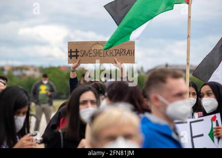 Demonstrantin hält ein Schild mit der Aufschrift: „ Save Sheikh Jarrah “. Ca. 1000 Menschen sammeln sich am 14. Mai in München, um ihre Solidarität mit den Palästinenserinnen und den Menschen in Gaza zu zeigen. * Demonstrantor hält ein Schild mit der Aufschrift: "Rettet Scheich Jarrah". Rund 1000 Menschen versammelten sich spontan am 14. Mai 2021 in München, Deutschland, um ihre Solidarität mit dem palästinensischen Volk und dem Volk in Gaza zu zeigen. (Foto: Alexander Pohl/Sipa USA) Quelle: SIPA USA/Alamy Live News Stockfoto