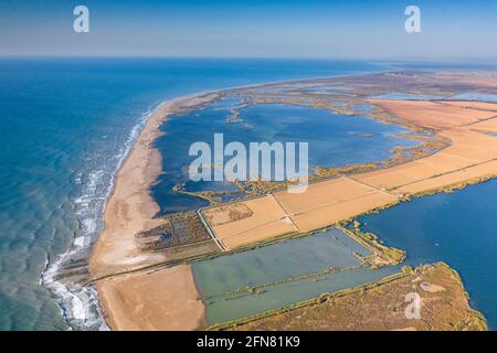 Luftaufnahme der Flussmündung und der Buda-Insel im Ebro-Delta bei Sonnenaufgang (Provinz Tarragona, Katalonien, Spanien) Stockfoto