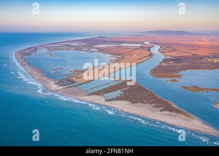 Luftaufnahme der Flussmündung im Ebro-Delta bei Sonnenaufgang (Tarragona, Katalonien, Spanien) ESP: Vista aérea de la desembocadura del Delta del Ebro Stockfoto