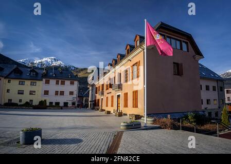 Aran-Flagge und das Gebäude des Conselh Generau d'Aran, in Vielha (Aran-Tal, Katalonien, Spanien, Pyrenäen) Stockfoto
