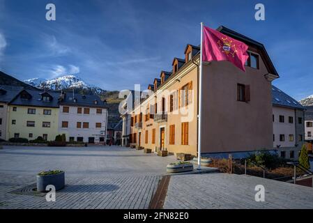 Aran-Flagge und das Gebäude des Conselh Generau d'Aran, in Vielha (Aran-Tal, Katalonien, Spanien, Pyrenäen) Stockfoto