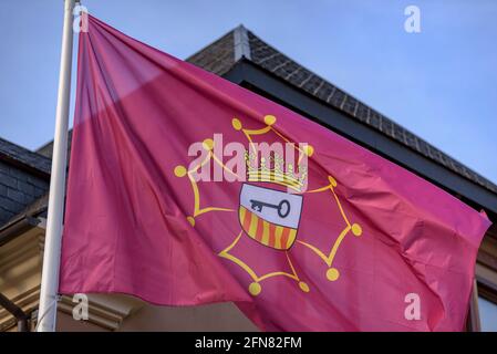 Aran-Flagge und das Gebäude des Conselh Generau d'Aran, in Vielha (Aran-Tal, Katalonien, Spanien, Pyrenäen) Stockfoto
