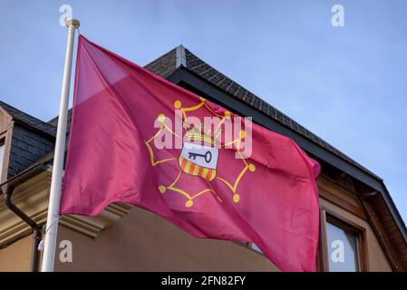 Aran-Flagge und das Gebäude des Conselh Generau d'Aran, in Vielha (Aran-Tal, Katalonien, Spanien, Pyrenäen) Stockfoto