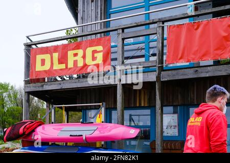 15. Mai 2021, Schleswig-Holstein, Eckernförde: Das DLRG-Logo ist auf einem Balkon angebracht. Zur Zeit werden die ersten Stationen der Deutschen Gesellschaft für Lebensrettung (DLRG) an der Nord- und Ostsee eröffnet. Foto: Frank Molter/dpa Stockfoto