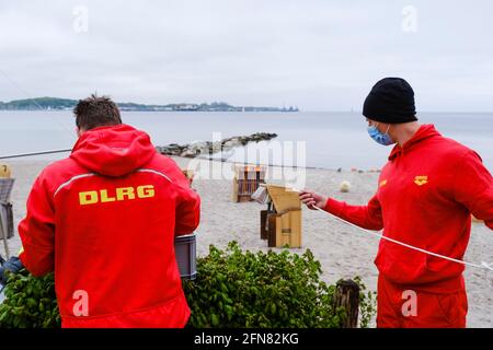 15. Mai 2021, Schleswig-Holstein, Eckernförde: DLRG-Mitarbeiter Björn Fischer (l) und Tim Umlauf bereiten sich vor. Die ersten Stationen der Deutschen Rettungsgesellschaft (DLRG) an der Nord- und Ostsee werden derzeit eröffnet. Foto: Frank Molter/dpa Stockfoto