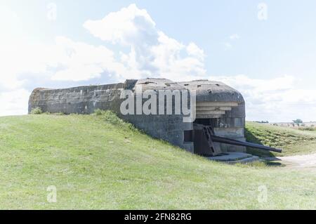 Seitenansicht der alliierten Landeplätze, deutsche Küstenbatterie in der Normandie, Frankreich Stockfoto