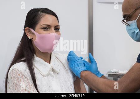 Die Innenministerin Priti Patel erhält ihre erste Dosis des Impfstoffs Moderna Covid-19 von Dr. Vin Diwakar im Guys Hospital in London. Bilddatum: Samstag, 15. Mai 2021. Stockfoto