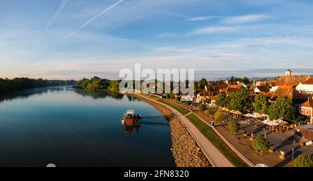 Herrliche Luftstadtlandschaft über Szentendre in Ungarn. Tolle kleine Altstadt in der Nähe von Budapest. In der Innenstadt gibt es wunderschöne, alte, farbenfrohe Häuser Stockfoto