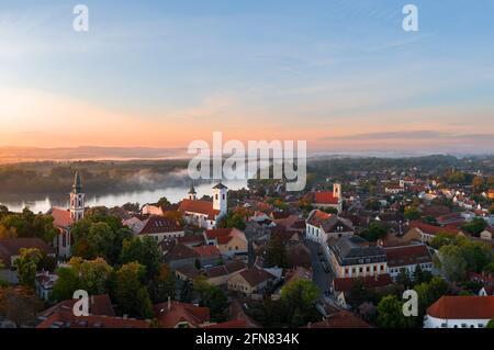 Herrliche Luftstadtlandschaft über Szentendre in Ungarn. Tolle kleine Altstadt in der Nähe von Budapest. In der Innenstadt gibt es wunderschöne, alte, farbenfrohe Häuser Stockfoto