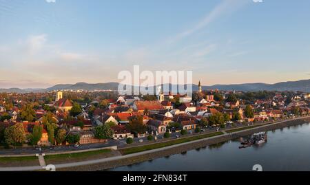 Herrliche Luftstadtlandschaft über Szentendre in Ungarn. Tolle kleine Altstadt in der Nähe von Budapest. In der Innenstadt gibt es wunderschöne, alte, farbenfrohe Häuser Stockfoto