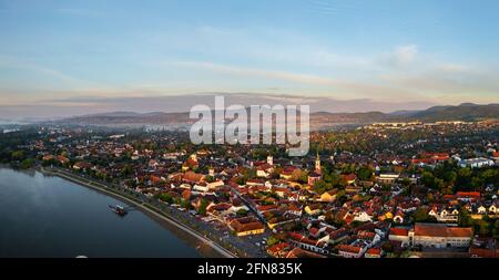 Herrliche Luftstadtlandschaft über Szentendre in Ungarn. Tolle kleine Altstadt in der Nähe von Budapest. In der Innenstadt gibt es wunderschöne, alte, farbenfrohe Häuser Stockfoto