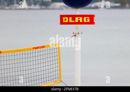 15. Mai 2021, Schleswig-Holstein, Eckernförde: Das Logo der Deutschen Lebensrettergesellschaft (DLRG) ist an einem Pol am Strand angebracht. Die ersten DLRG-Stationen an der Nord- und Ostsee werden derzeit eröffnet. Foto: Frank Molter/dpa Stockfoto