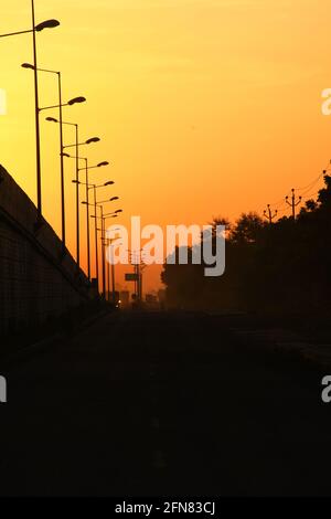 Morgenansicht, Sonnenaufgang am Morgen, Straßenlichtmuster auf der Brücke Stockfoto