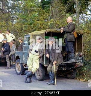 Jagd Anhänger warten auf die Devon & Somerset Stag Hounds DSSH Jagd Rotwild in der Dulverton Gegend von Exmoor im Oktober 1970, Devon, England Stockfoto