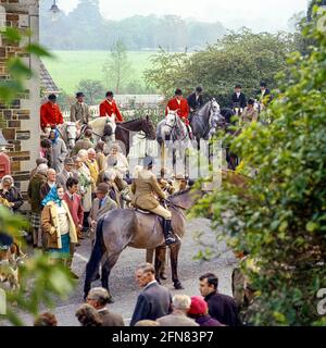 Die Devon & Somerset Stag Hounds DSSH treffen sich im Oktober 1970 in der Exmoor-Stadt Dulverton, Devon, England, Großbritannien, Stockfoto