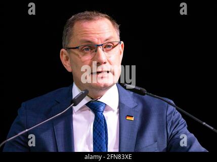 Braunschweig, Deutschland. Mai 2021. Tino Chrupalla, Bundessprecher der AfD, spricht auf einer Sonderparteikonferenz der AfD Niedersachsen. Quelle: Moritz Frankenberg/dpa/Alamy Live News Stockfoto