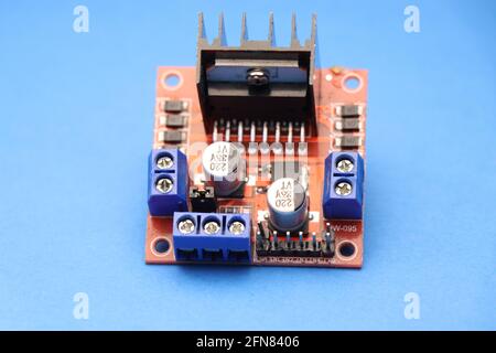 Draufsicht des Motortreibers, der die Schnittstelle zwischen Motor und Steuerkreisen darstellt, die für elektronische Projekte verwendet werden. Treiber für Stepper-Motoren Stockfoto