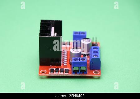 H Bridge Motortreiber oder Motorsteuerplatine für Schnittstelle Zwischen Motor- und Steuerkreisen, die für elektronische Projekte verwendet werden Auf grünem Hintergrund Stockfoto