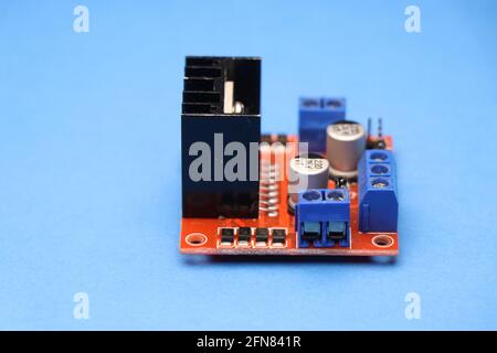 Motortreiber oder Schrittmotor-Steuerplatine für Schnittstelle zwischen Motor- und Steuerkreise, die für elektronische Projekte verwendet werden Blauer Hintergrund Stockfoto