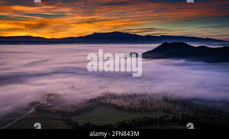 Nebliger Winteraufgang in Plana de Vic, von Sant Bartomeu del Grau aus gesehen (Provinz Barcelona, Osona, Katalonien, Spanien) Stockfoto