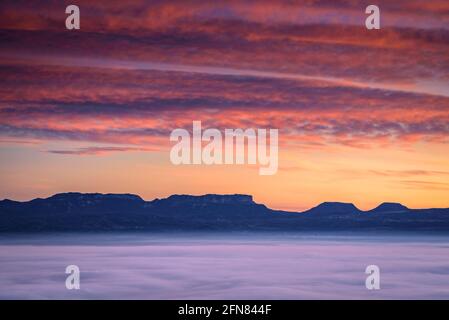 Nebliger Winteraufgang in Plana de Vic, von Sant Bartomeu del Grau aus gesehen (Provinz Barcelona, Osona, Katalonien, Spanien) Stockfoto