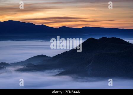 Nebliger Winteraufgang in Plana de Vic, von Sant Bartomeu del Grau aus gesehen (Provinz Barcelona, Osona, Katalonien, Spanien) Stockfoto