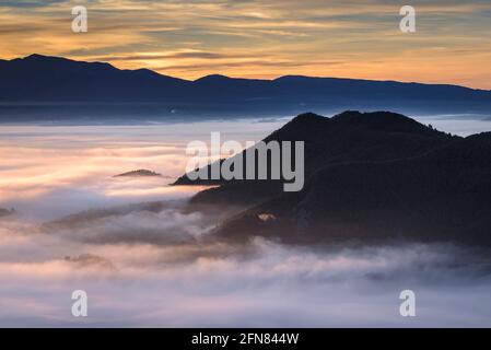 Nebliger Winteraufgang in Plana de Vic, von Sant Bartomeu del Grau aus gesehen (Provinz Barcelona, Osona, Katalonien, Spanien) Stockfoto