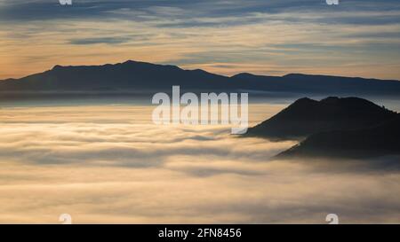 Nebliger Winteraufgang in Plana de Vic, von Sant Bartomeu del Grau aus gesehen (Provinz Barcelona, Osona, Katalonien, Spanien) Stockfoto