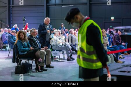 Braunschweig, Deutschland. Mai 2021. Mitglieder der AfD nehmen an einer speziellen Parteikonferenz der AfD Niedersachsen Teil. Quelle: Moritz Frankenberg/dpa/Alamy Live News Stockfoto