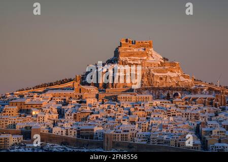 Morella mittelalterliche Stadt bei Sonnenaufgang im Winter, nach Schneefall (Provinz Castellón, Bundesland Valencia, Spanien) ESP: Vista de la ciudad de Morella Stockfoto