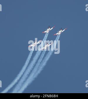 Tel Aviv, Israel - 15. April 2021:EIN vierfliegiges Kunstflugteam der israelischen Luftwaffe, das ein Manöver auf einer Flugshow durchführt. Stockfoto