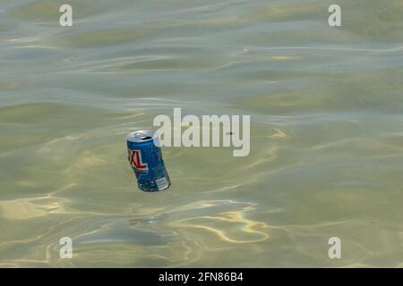 Tel Aviv, Israel - 15. April 2021: Eine leere Softdrink-Dose, die im mittelmeer schwimmt. Stockfoto