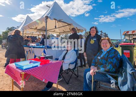 Damen von der Castle Hill Filiale der Country Women's Assn (CWA) auf ihrem Devonshire Teestube beim Autumn Harvest Festival auf der Rouse Hill Farm. Stockfoto