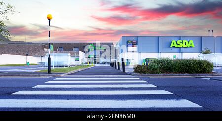 SWINDON, Großbritannien - 11. MAI 2021: Beschilderung für den neu überarbeiteten ASDA-Supermarkt in West Swindon Stockfoto