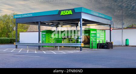 SWINDON, Großbritannien - 11. MAI 2021: ASDA Collection Point in West Swindon können Kunden online bestellen und Lebensmittel bei Click and Collect Lockers abholen. Stockfoto