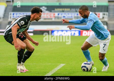 Raheem Sterling #7 von Manchester City stellt sich gegen Jacob Murphy #23 von Newcastle United Stockfoto