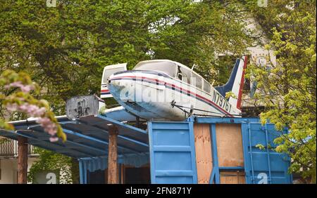 Brighton UK 15. Mai 2021 - ein altes Flugzeug ist in Valley Gardens Brighton erschienen, wo der Veranstaltungsort Warren für den Start des Brighton Fringe Arts Festivals, das Ende Mai beginnt, gebaut wird. Das Warren ist ein Festival innerhalb eines Festivals und beherbergt viele Shows und Aufführungen zwischen dem 27. Mai und dem 11. Juli : Credit Simon Dack / Alamy Live News Stockfoto