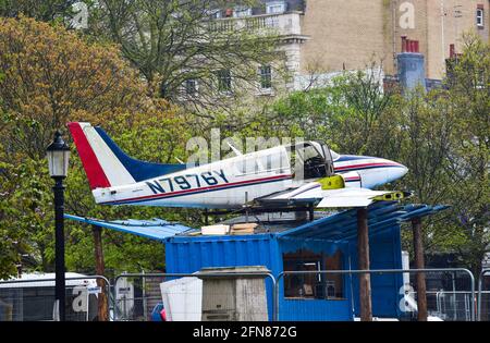 Brighton UK 15. Mai 2021 - ein altes Flugzeug ist in Valley Gardens Brighton erschienen, wo der Veranstaltungsort Warren für den Start des Brighton Fringe Arts Festivals, das Ende Mai beginnt, gebaut wird. Das Warren ist ein Festival innerhalb eines Festivals und beherbergt viele Shows und Aufführungen zwischen dem 27. Mai und dem 11. Juli : Credit Simon Dack / Alamy Live News Stockfoto