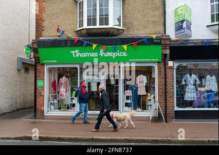 Gerrards Cross, Buckinghamshire, Großbritannien. Mai 2021. Der Benefizladen des Thames Hospice wurde wieder eröffnet. Viele nicht notwendige Geschäfte haben bereits eröffnet. Obwohl die neue Variante von Covid-19 in Großbritannien angekommen ist, wird die nächste Phase der Covid-19-Sperrbeschränkungen in England ab Montag, dem 17. Mai 2021 aufgehoben. Die Menschen werden in der Lage sein, wieder in Restaurants zu speisen, in Kinos, Theater zu gehen und sich mit verschiedenen Haushalten wieder in Innenräumen zu unterhalten. Quelle: Maureen McLean/Alamy Live News Stockfoto