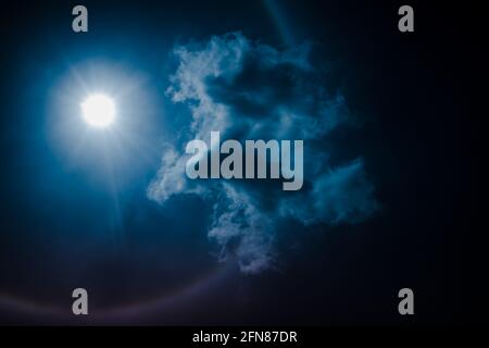 Mondhalo-Phänomen. Wunderschöne Nachtlandschaft mit dunklem Himmel und hellem Ring um den Mondeffekt. Gelassenheit Natur Hintergrund. Der Mond, der mit meinem aufgenommen wurde Stockfoto