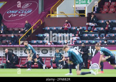 BURNLEY, GROSSBRITANNIEN. 15. MAI die Spieler knien vor dem Premier League-Spiel zwischen Burnley und Leeds United in Turf Moor, Burnley am Samstag, den 15. Mai 2021. (Kredit: Pat Scaasi, Mi News) Kredit: MI Nachrichten & Sport /Alamy Live Nachrichten Stockfoto