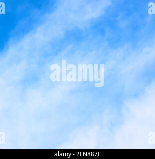 Blauer Himmel mit hellen Wolken Hintergrund mit natürlicher Textur Stockfoto