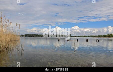 Magdeburg, Deutschland. Mai 2021. Blick auf den Barleben-See. Heute eröffnen die Lidos in der Landeshauptstadt die Freibadsaison. Aufgrund der 12. Eindämmungsverordnung des Staates zur Verhinderung der weiteren Ausbreitung des Coronavirus und der damit verbundenen Entfernungsbestimmungen können Strand- und Außenpools nur unter Bedingungen und mit einer reduzierten Anzahl von Gästen betrieben werden. Quelle: Peter Gercke/dpa-Zentralbild/dpa/Alamy Live News Stockfoto