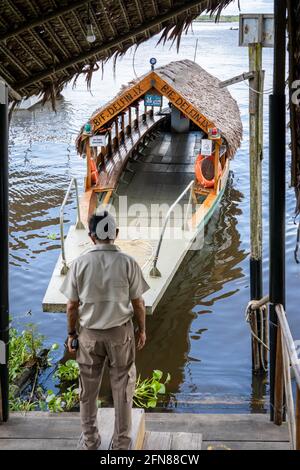 Al Frio y Al Fuego ist ein gehobenes schwimmendes Restaurant in der Dschungelstadt Iquitos, Peru Stockfoto