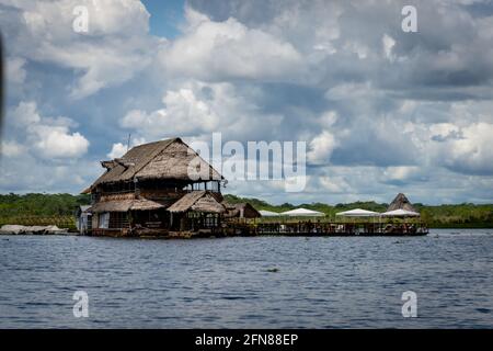 Al Frio y Al Fuego ist ein gehobenes schwimmendes Restaurant in der Dschungelstadt Iquitos, Peru Stockfoto