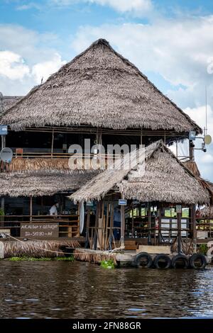 Al Frio y Al Fuego ist ein gehobenes schwimmendes Restaurant in der Dschungelstadt Iquitos, Peru Stockfoto