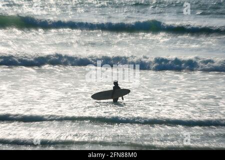 Malerische Küste mit einem Surfer an der Küste von Imperial Beach in San Diego, Kalifornien, USA. Stockfoto