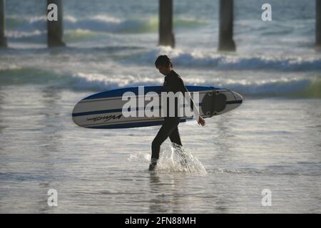 Malerische Küste mit einem Surfer an der Küste von Imperial Beach in San Diego, Kalifornien, USA. Stockfoto